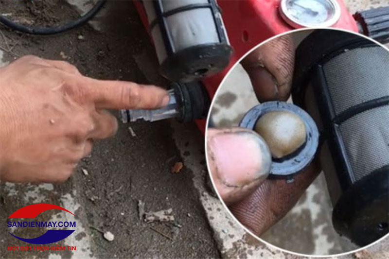 Đầu bơm máy rửa xe bị rỉ nhớt