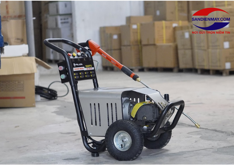Áp lực nước lớn từ máy xịt rửa cao áp sẽ giúp loại bỏ rong rêu nhanh chóng