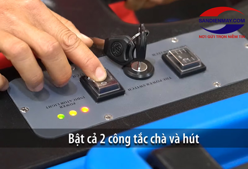 Bật cùng lúc cả 2 công tắc motor chà và hút