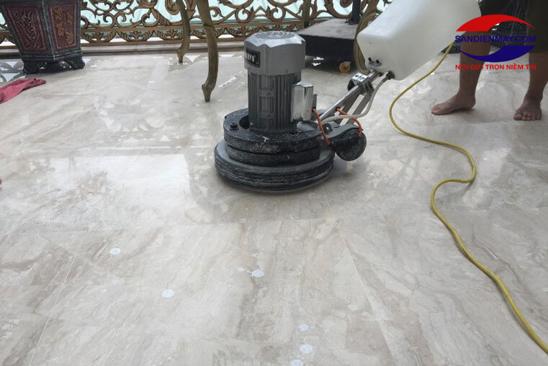 Đánh bóng sàn đá tự nhiên bằng máy đánh bóng công nghiệp