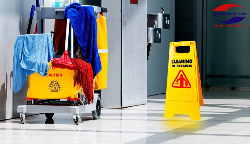 Đặt biển cảnh báo trước khi thực hiện việc đánh bóng sàn
