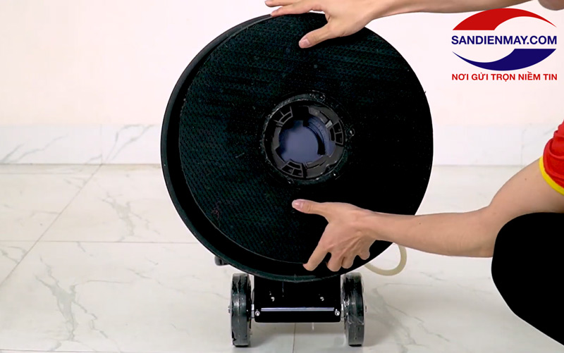 Gắn mâm gai vào máy chà sàn ngược chiều kim đồng hồ