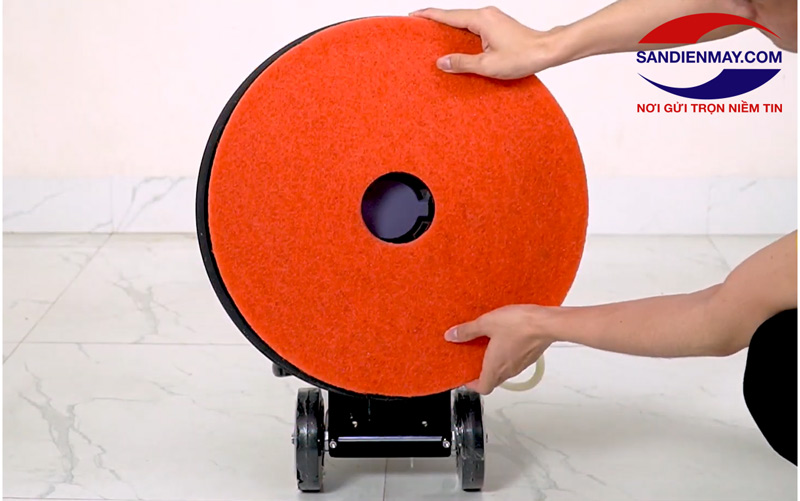 Gắn pad chà vào mâm gai là hoàn thành bước lắp đặt