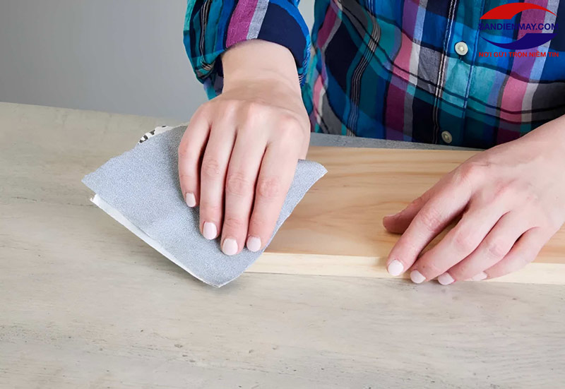 Giấy nhám cũng có thể dùng để tẩy vết bẩn hữu cơ trên sàn gạch bông