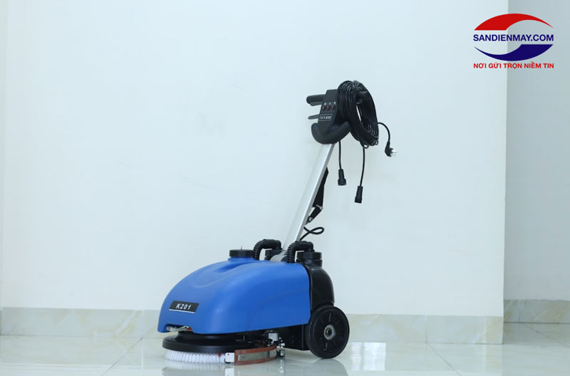 Không được dội nước lên máy khi động cơ vẫn còn nóng