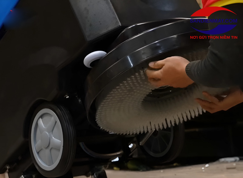 Lắp bàn chải vào đúng ngàm và xoay ngược chiều kim đồng hồ