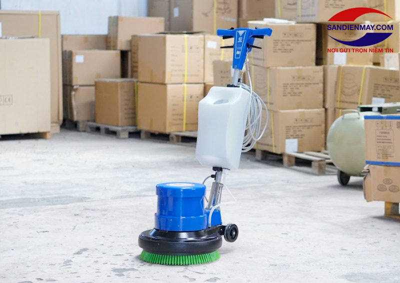 Máy chà sàn giúp tẩy rong rêu hiệu quả, tiết kiệm thời gian