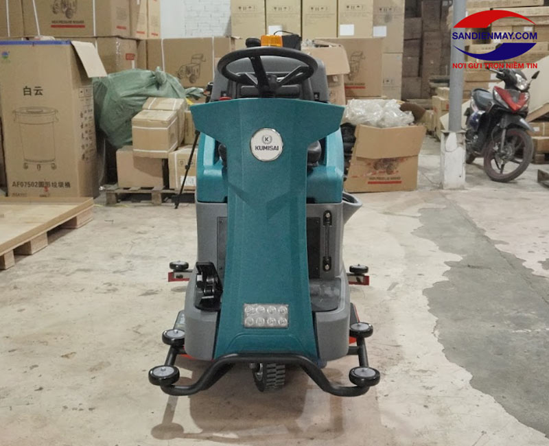 Máy chà sàn ngồi lái với thiết kế tiện ích giúp người dùng không tốn sức
