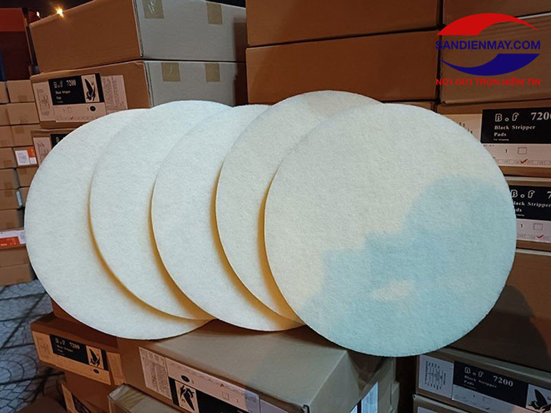 Pad trắng thường dùng cho chà khô, bề mặt sàn sau khi được phủ hóa chất