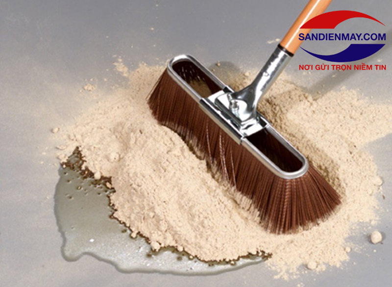 Sử dụng bột mì hoặc bột gạo để hút bớt dầu mỡ dính trên sàn gạch