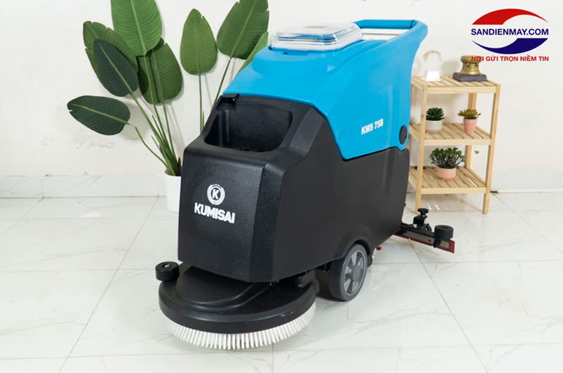 Sử dụng máy chà sàn để loại bỏ triệt để các chất phủ cũ trước khi phủ bóng