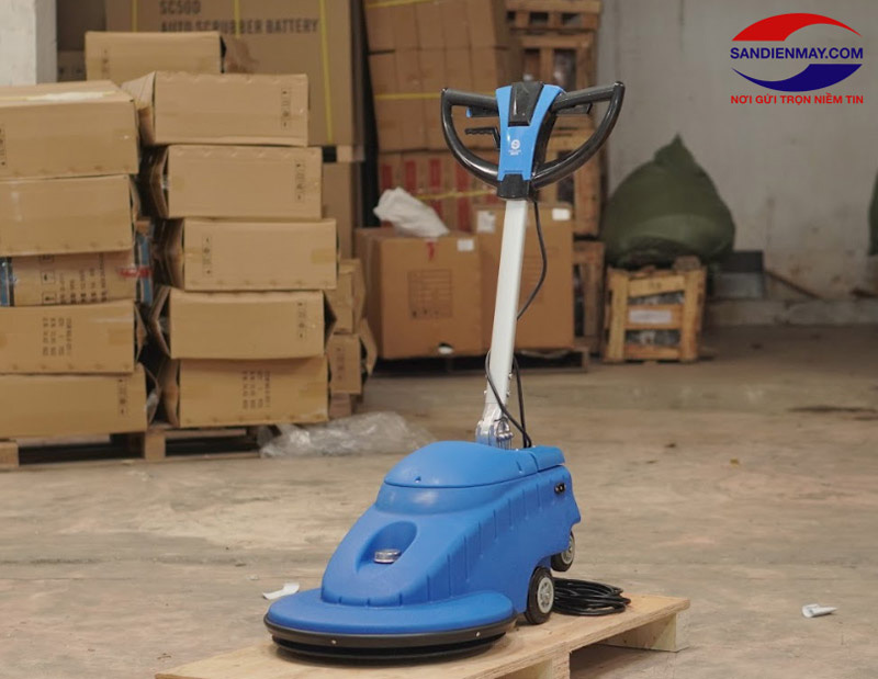 Sử dụng máy đánh bóng sàn sau khi đã phủ hóa chất đánh bóng xong