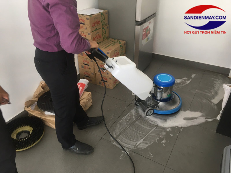 Tiến hành vệ sinh sàn với máy chà sàn đơn