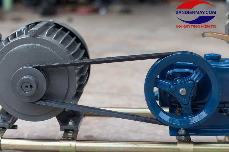 Động cơ và đầu máy kết nối với nhau bằng dây curoa