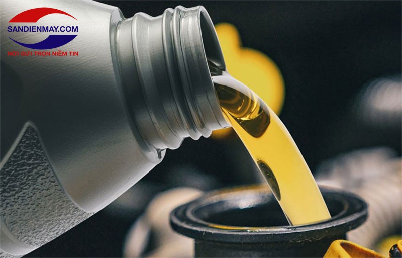 Người dùng cần tiến hành thay dầu định kỳ cho máy rửa xe