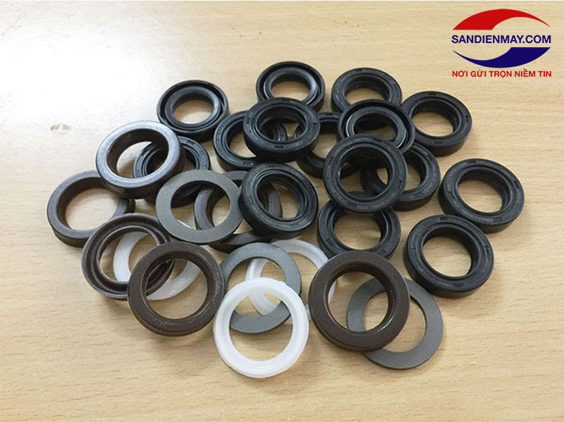 Phớt có tác dụng làm kín ngăn nước và dầu chảy vào piston