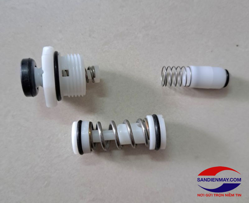 Thay mới lò xo van 1 chiều nếu bị hư hỏng