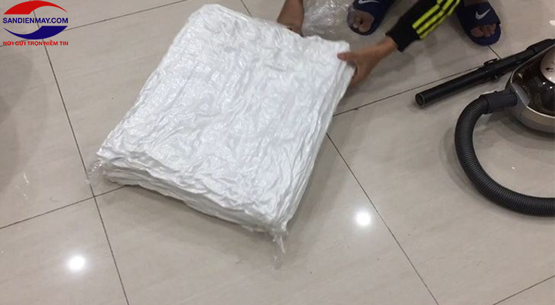Buộc chặt miệng túi sau khi hút xong