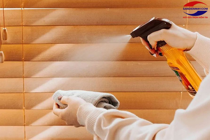 Giặt rèm cửa bằng dung môi phù hợp