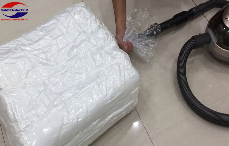 Cho đầu ống hút của máy hút bụi vào