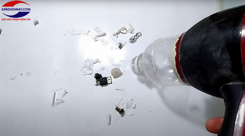 Hút bụi bằng máy sấy tóc