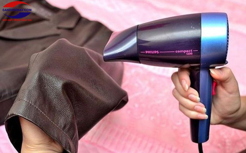 Máy sấy tóc giúp làm khô quần áo