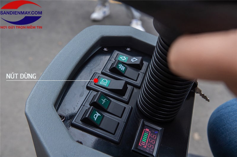 Bảng điều khiến xe quét rác ngồi lái