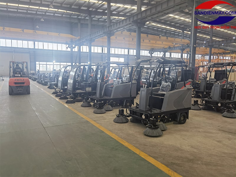 Sandienmay.com - chuyên phân phối xe quét rác ngồi lái