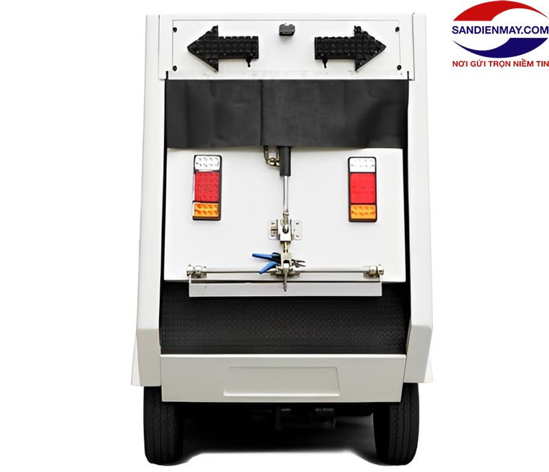 Mặt sau xe quét rác Kumisai KMS-2000-M