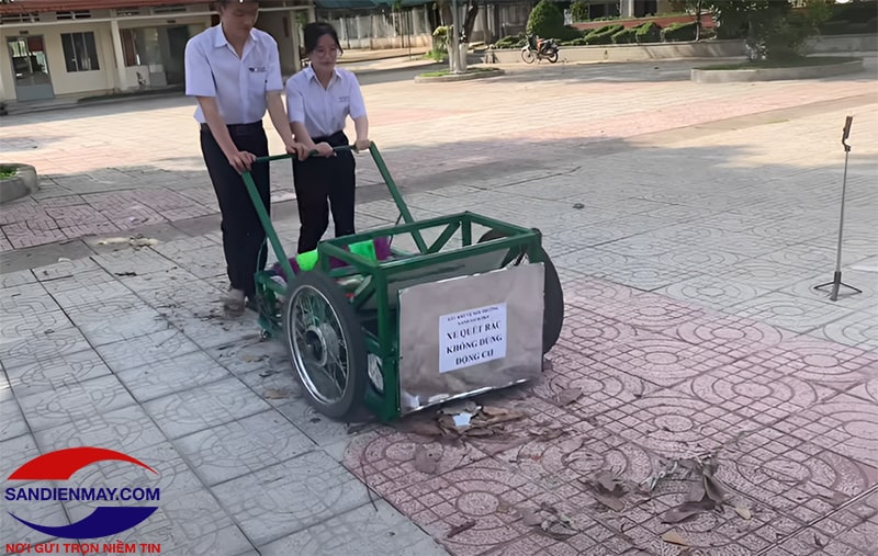 Xe quét rác tự chế vẫn cần đến sức người để vận hành