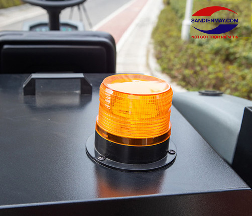 Xe quét đường ngồi lái Kumisai KMS-1350E