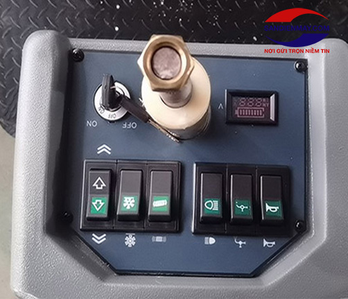Xe quét đường ngồi lái Kumisai KMS-1350E