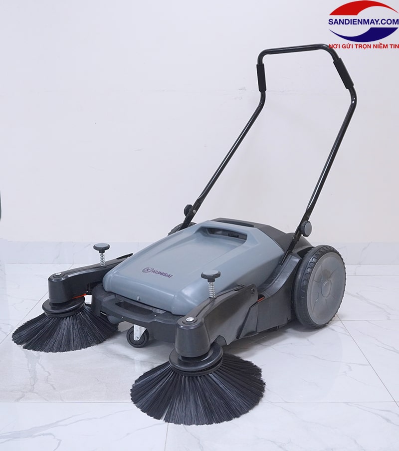 Hệ thống bánh xe đa chiều cùng tay đẩy giúp di chuyển xe quét rác dễ dàng