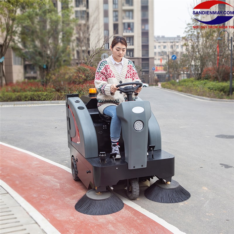 Xe quét rác ngồi lái được sử dụng để quét dọn vệ sinh đường phố