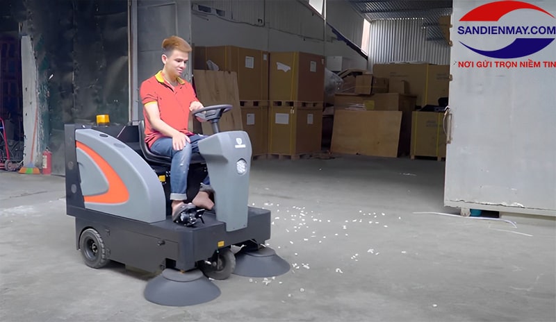 Xe quét rác ngồi lái được sử dụng để làm sạch các khu công nghiệp, nhà máy