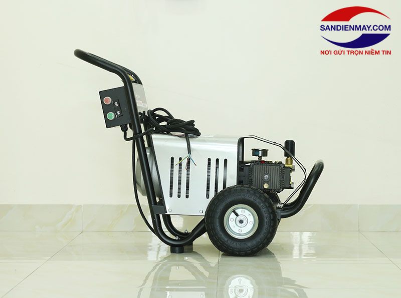    Dòng máy xịt rửa cao áp có công suất mạnh mẽ