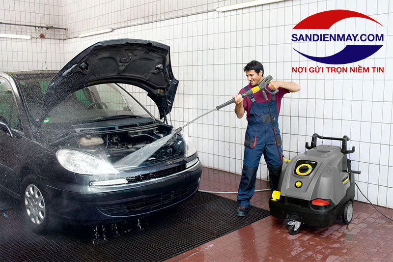    Làm sạch xe với máy rửa xe nước nóng Karcher