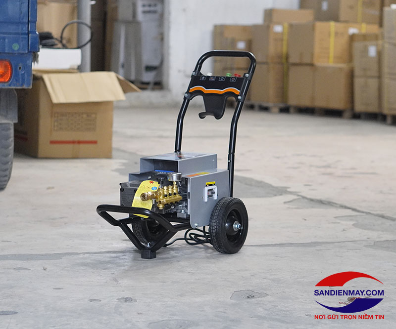    Máy rửa xe Palada được bán với mức giá hợp lý